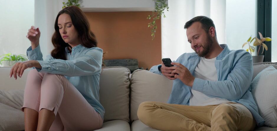 スマホに夢中で妻に無関心な旦那