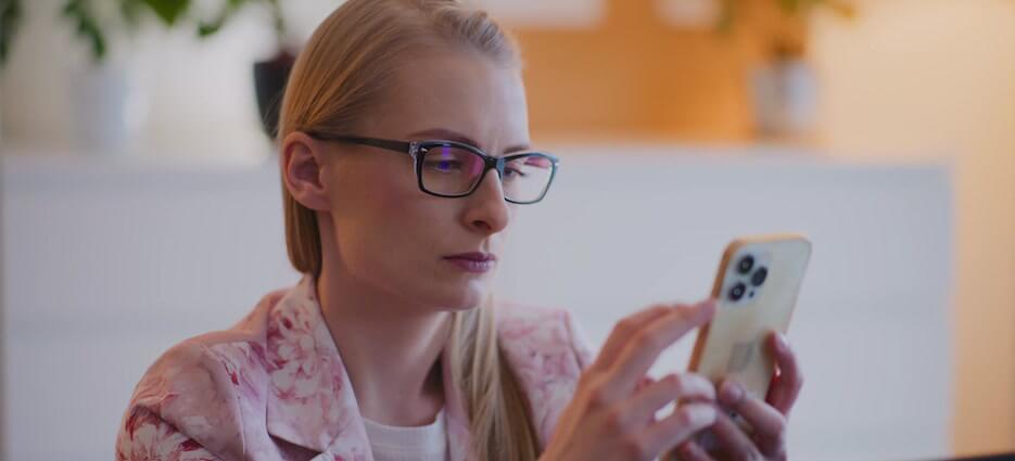 スマホにメッセージを打ち込む女性