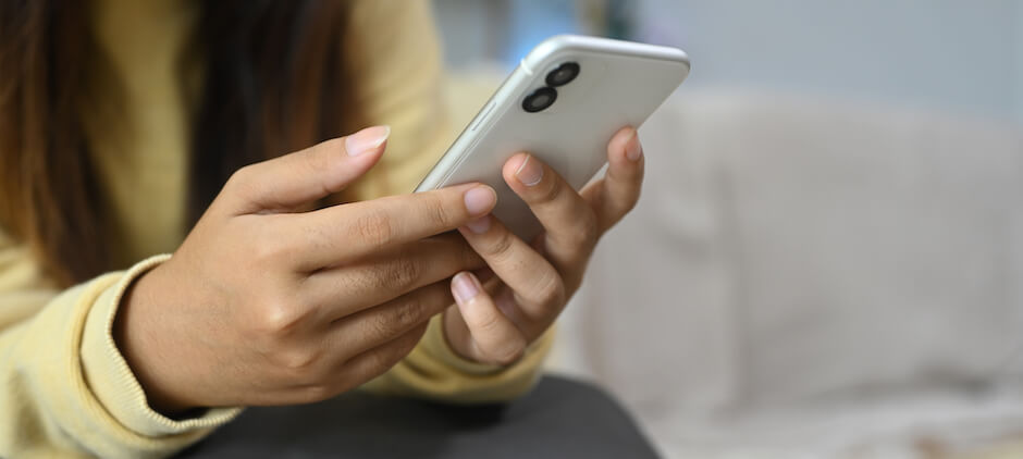 スマホで送るメッセージを考え中の女性