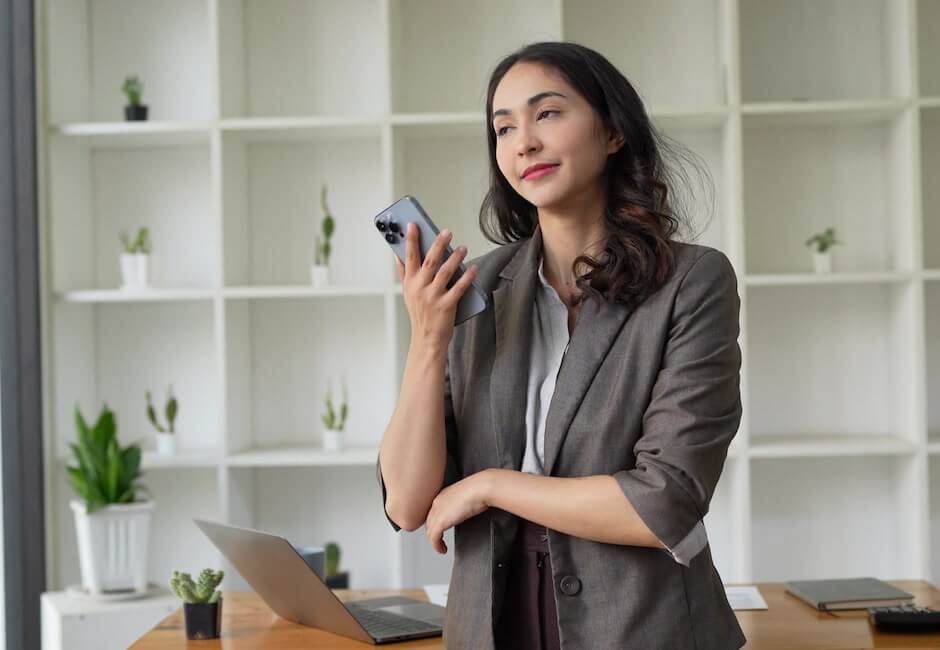スマホを片手に考えを巡らせる女性