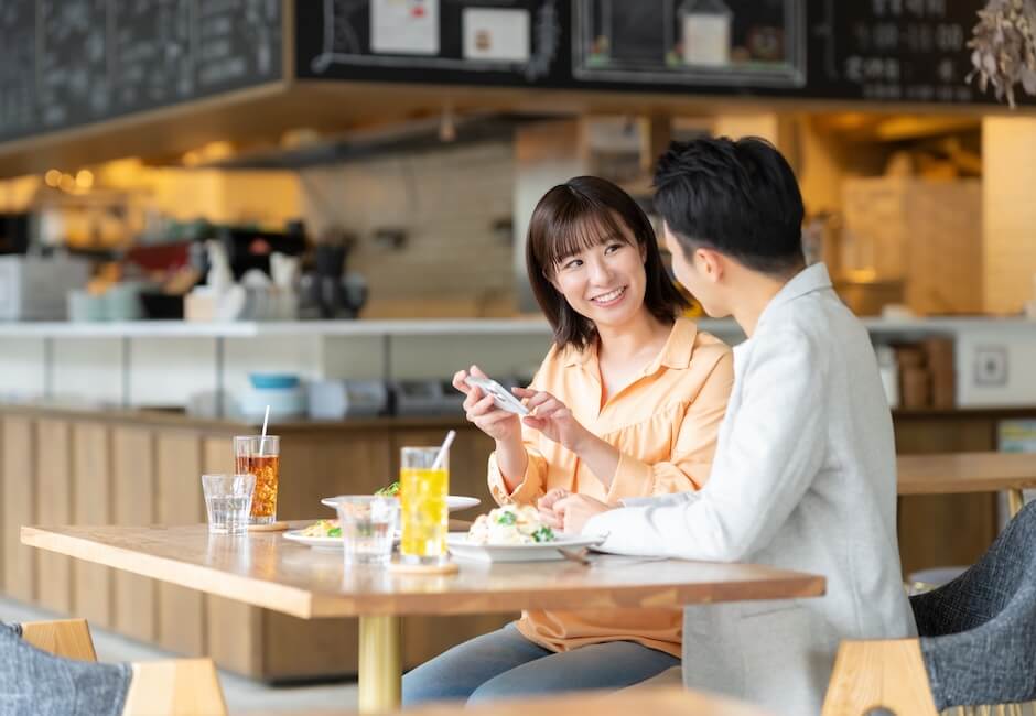 ランチをしながら談笑する男女