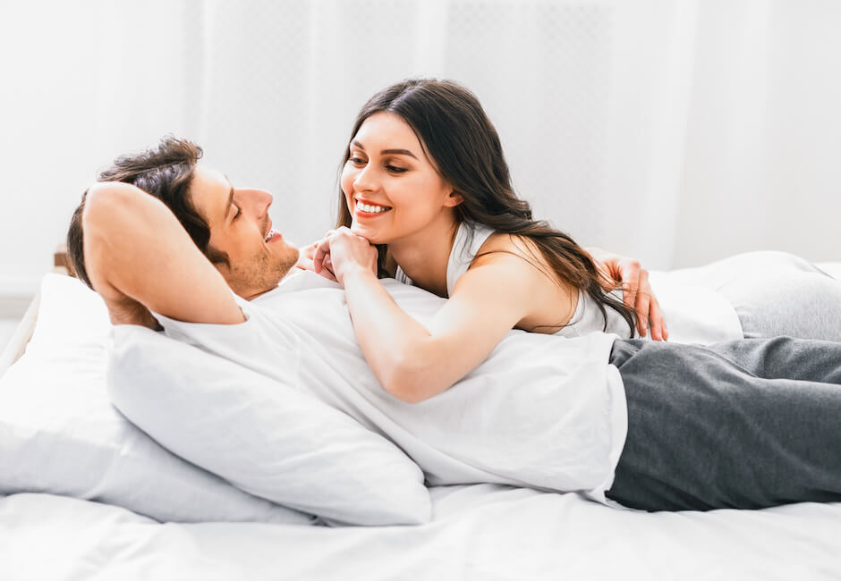 スキンシップをする男女カップル