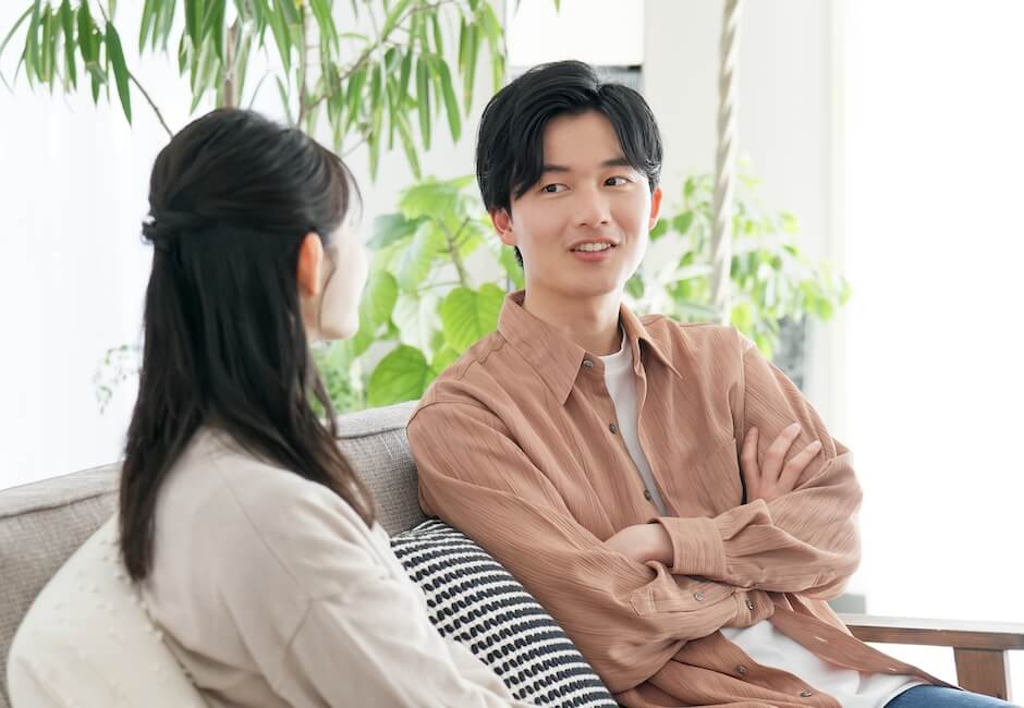 ソファに座って談笑する男女