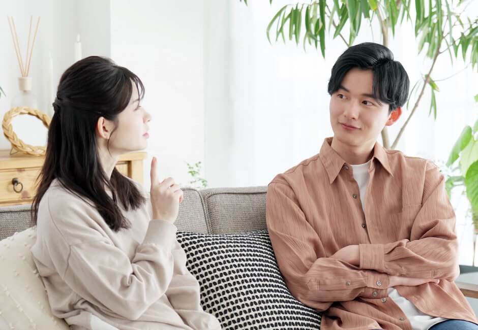 お家デート中の男女カップル