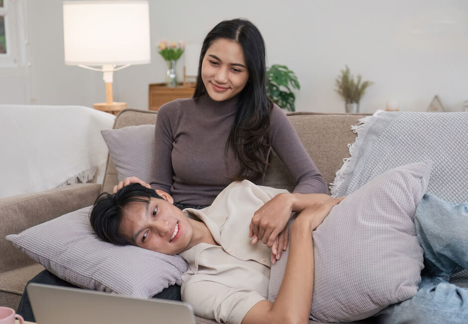 彼女に頭を撫でてもらう女性