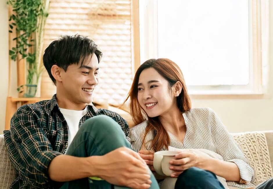 コーヒーを飲みながら談笑する男女